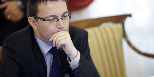 Zagreb, 070515. Sjednica Vlade Republike Hrvatske na cijem dnevnom redu je prijedlog akcijskog plana za provedbu Odluke o smanjenju broja agencija, zavoda, fondova i drugih pravnih osoba s javnim ovlastima.Na fotografiji: Arsen Bauk.Foto: Dragan Matic / CROPIX