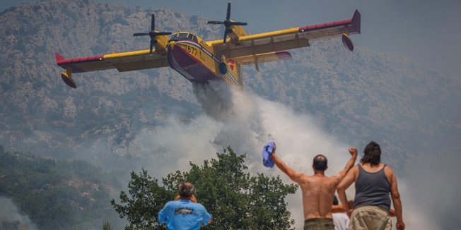 Kastel Kambelovac, 120715. Veliki sumski pozar na Kozjaku. Nesto iza 12 sati iznad groblja u Kastel Kambelovcu buknuo je veliki sumski pozar kojeg su gasili 60-tak vatrogasaca, 20 cisterni te 2 kanadera i 1 air tractor, u jednom trenutku nekolicina kuca je bila ugrozena.Foto: Zvonimir Barisin / CROPIX