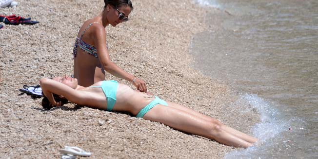 Dubrovnik, 120715,Osvjezenje ove vruce ljetne Nedjelje turisti su potrazili na plazama i gradskim fontanama.Foto: Tonci Plazibat / CROPIX
