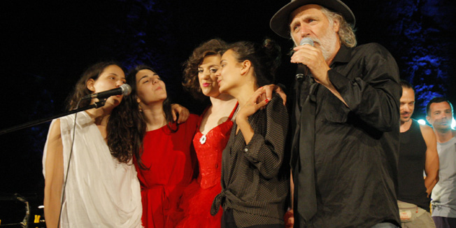 Mali Brijun, 110715.Svoju petnaestu godisnjicu i otvorenje ovogodisnje sezone clanovi teatra Ulysses na celu s Radom Serbedzijom obiljezili su koncertom. Nastupili su izvodjaci koji su proteklih godina sudjelovali u raznim predstavama. Na fotografiji: Rade Serbedzija.Foto: Goran Sebelic / CROPIX