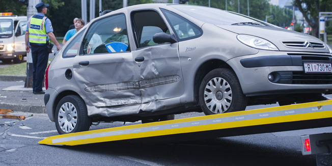 Zagreb, 130715. Oko 19,30 sati na raskrizju Selske i Horvacanske ceste doslo je do prometne nesrece u kojoj su sudjelovala dva osobna vozila marki Citroen Xsara Picasso i Volkswagen Golf. Navodno su dvije osobe prevezene u bolnicu.Foto: Neja Markicevic / CROPIX