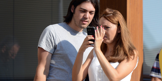 Varazdin, 150715.Ispred zgrade komunalnog poduzeca Varkom pripadnici Zivog zida organizirali su prosvjed zbog iskljucivanja vode.Na fotografiji: Ivan Vilibor Sincic i Vladimira Palfi.Foto: Zeljko Hajdinjak / CROPIX