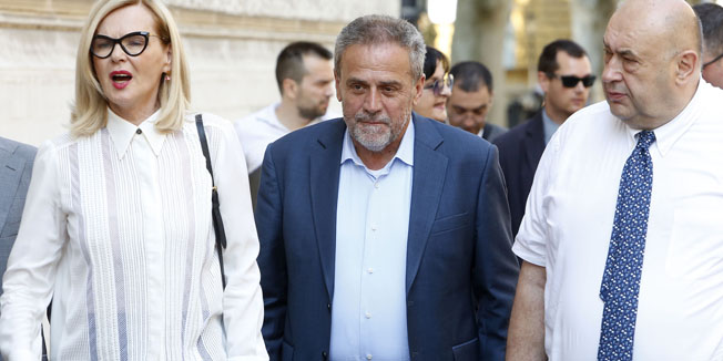 Zagreb, 170715.Zupanijski sud na Zrinjevcu.Zagrebacki Zupanijski sud danas razmatra osnovanost prve, doradjene optuznice protiv gradonacelnika Milana Bandica kojom ga Uskok zajedno s njegovim suradnikom Ivicom Lovricem i voditeljicom Trznica Zagreb Zdenkom Palac tereti da su pogodovali udruzi U ime obitelji i priskrbili joj nezakonitu korist od najmanje 308 tisuca kuna.Na fotografiji: Jadranka Slokovic, Milan Bandic, Cedo Prodanovic.Foto: Damjan Tadic / CROPIX