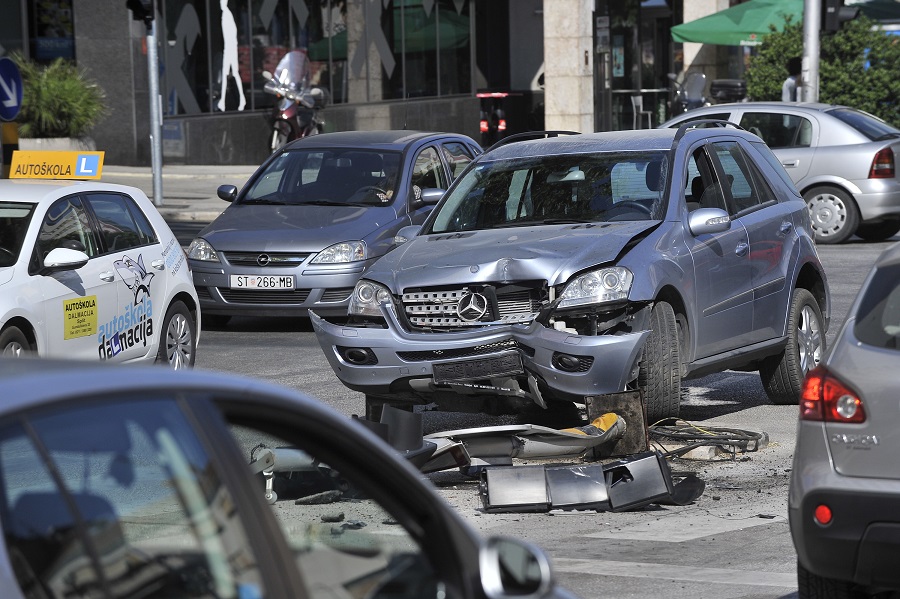 Split, 180715.U ulici Slobode na krizanju sa ulicom Domovinskog rata terenac Mercedes se zabio u semafor i oborio ga na pjesacki prijelaz. Srecom na prijelazu nije bilo nikoga.Foto: Nikola Vilic / CROPIX