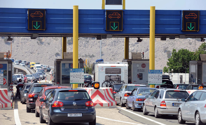 Krk, 180715.U oba se smjera stvaraju velike guzve na krckom mostu.Foto: Vedran Karuza / Novi List / CROPIX