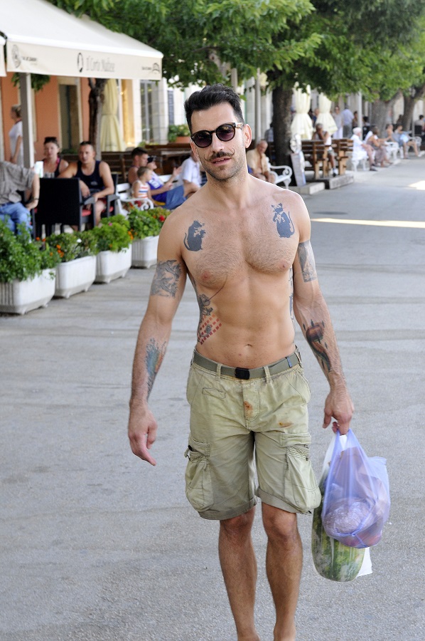 Komiza 190715Popularni glumac Miran Kurspahic zajedno s obitelji svoj godisnji odmor provodi u mjestu Komiza na otoku Visu. Glumac, supruga i cerkica snimljeni su u jutarnjim satima kada su se vracali iz trgovine.Foto: Mario Todoric / CROPIX