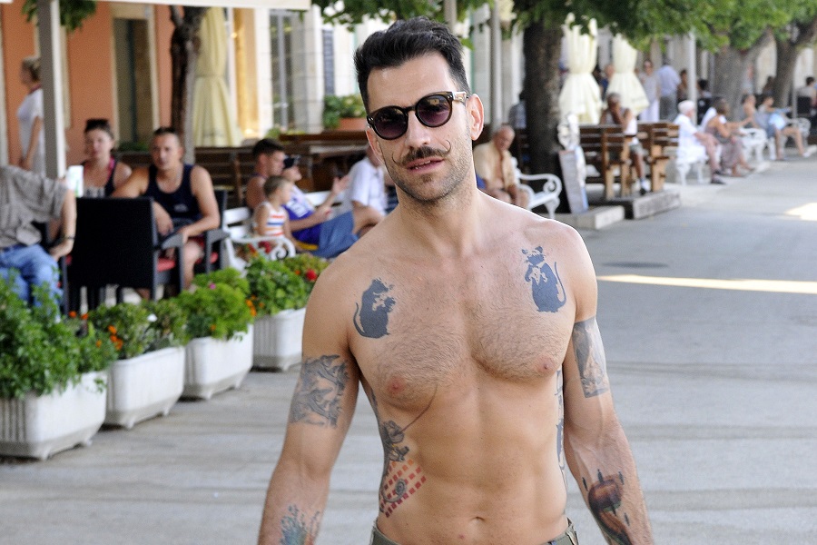 Komiza 190715Popularni glumac Miran Kurspahic zajedno s obitelji svoj godisnji odmor provodi u mjestu Komiza na otoku Visu. Glumac, supruga i cerkica snimljeni su u jutarnjim satima kada su se vracali iz trgovine.Foto: Mario Todoric / CROPIX