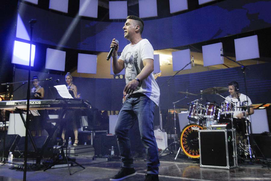 Umag, 180715.26. Konzum Croatia open Umag. Zeljko Joksimovic  napunio Dance arenu.Svecanost otvorenja 26. Konzum Croatia Opena zavrsena je spektakularnim koncertom regionalne glazbene zvijezde Zeljka Joksimovica, u kojem je uzivalo nekoliko tisuca posjetitelja koji su u potpunosti ispunili prostor Dance arene oko ATP stadiona. Foto: Goran Sebelic / Cropix