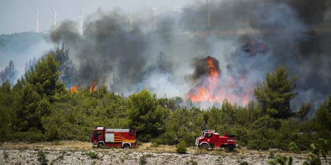 Vrpolje, Perkovic, 200715.Vatrogasne postrojbe uz pomoc kanadera gase pozar kod cvora Vrpolje na A1, nastalog zbog iskrenja vlaka.Foto: Nikolina Vukovic Stipanicev / CROPIX