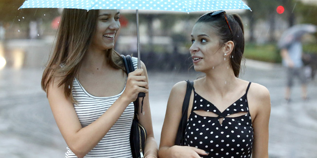 Zagreb, 230715.Tomislavac.Ljetni pljusak u koji je pao u poslijepodnevnim satima osvijezio je Zagreb za oko desetak stupnjeva celzijusa.Na fotografiji: gradjani na kisi.Foto: Marko Todorov / CROPIX