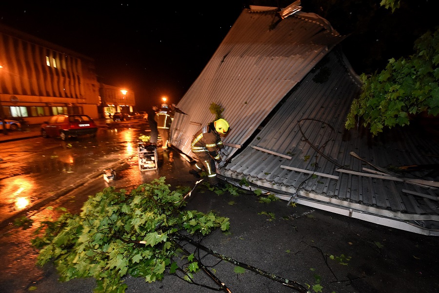 Karlovac, 240715.U petak u kasnim satima Karlovac je pogodilo olujno nevrijeme.Osim srusenih stabla i manjih ostecenja na automobilima, najveca steta je bila na karlovackoj opcoj bolnici.Uslijed snaznog vjetra otkinuo se veliki komad limenog krova i pao na automobile uz obliznju medicinsku skolu.Na fotografiji: Vatrogasci uklanjaju stetu nastalu na parkiralistu bolnice.Foto: Robert Fajt / CROPIX