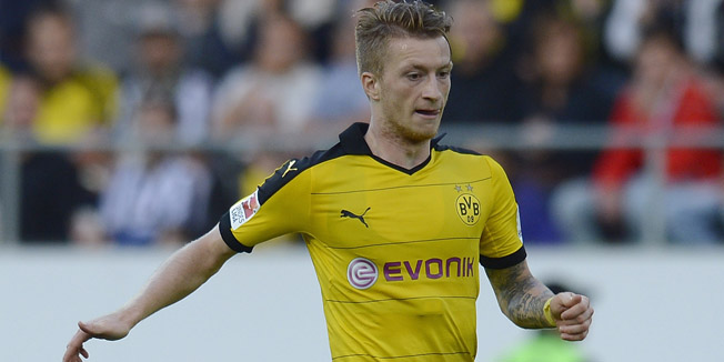 ST GALLEN, SWITZERLAND - JULY 25: Marco Reus of Dortmund controls the ball during the friendly match between Juventus and Borussia Dortmund on July 25, 2015 in St Gallen, Switzerland.  (Photo by Daniel Kopatsch/Getty Images)