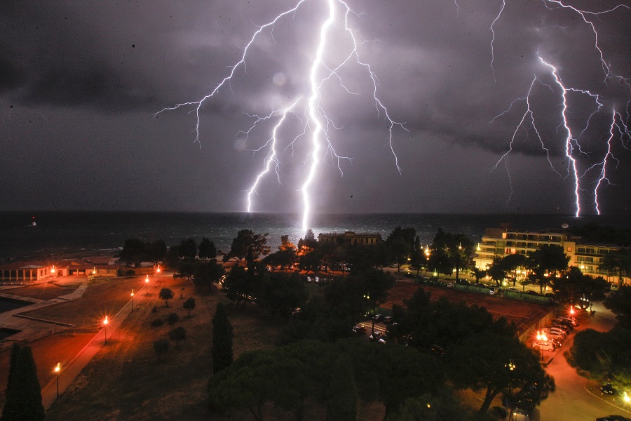 Umag, 260715.Nocasnje nevrijeme zahvatilo je podrucje oko Umaga. Velikom brzinom zapuhao je orkanski vjetar te su ucestale mulje parale nebo, a kisa je osvjezila Umag.Foto: Goran Sebelic / CROPIX