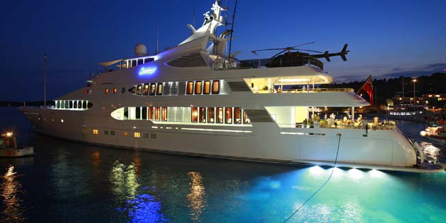 Hvar, 250715.Jahta Samar usidrena je u hvarskoj luci.77 metara duga mega jahta Samar jedna je od najvecih jahti koje su ikad pristale u hvarsku luku na opce odusevlje nje turista i prolaznika.Jahta posjeduje i mali helihopter na palubi.Foto: Duje Klaric / CROPIX