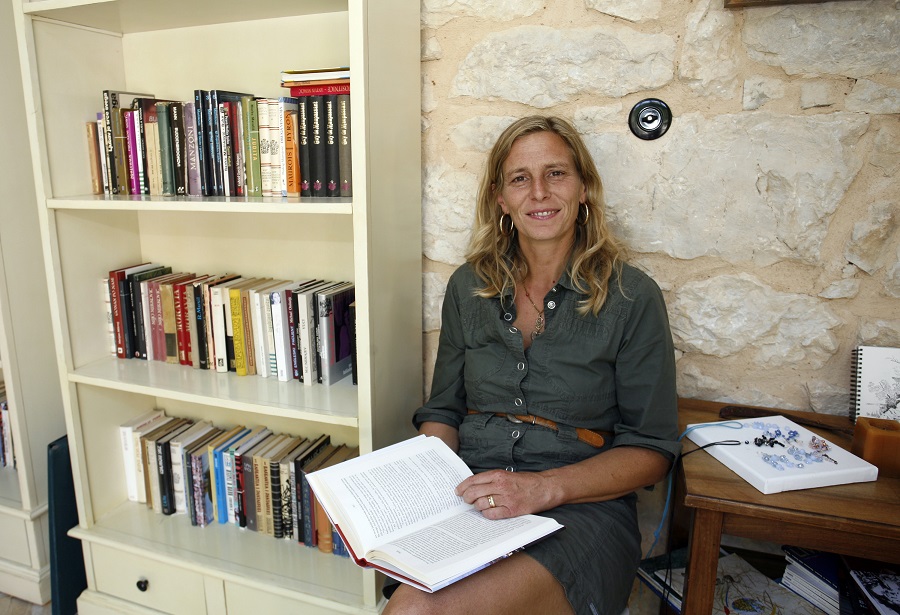 Tribalj, 290909.Etno hotel Balatura smjesten je u Vinodolskoj dolini u mjestu Tribalj, 6 kilometara udaljenom od mora. Hotel koji posluje oko godinu dana preuredjeno je obiteljsko imanje staro oko 300 godina, a sastoji se od vise kamenih kuca. Vlasnici hotela su reziser Gordan Godec i supruga spisateljica Anne Kathrin koji su se s petoricom sinova vratili iz Njemacke na Gordanovu djedovinu te odlucili krenuti u hotelski posao. Na slici: Anne Kathrin Godec.Foto: Tea Cimas / Cropix