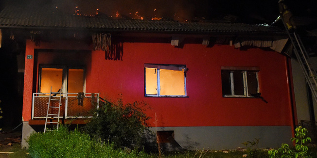 Karlovac, 250715.Oko 22,30 sati planuo je pozar na kuci u Rijeckoj ulici u Karlovcu. Srecom, u kuci nije bilo nikoga, a susjedi su culi dvije jake eksplozije. Karlovacki vatrogasci su odmah intervenirali, no nastala steta je velika.Na fotografiji: vatrogasci gase pozar na kuci.Foto: Robert Fajt / CROPIX