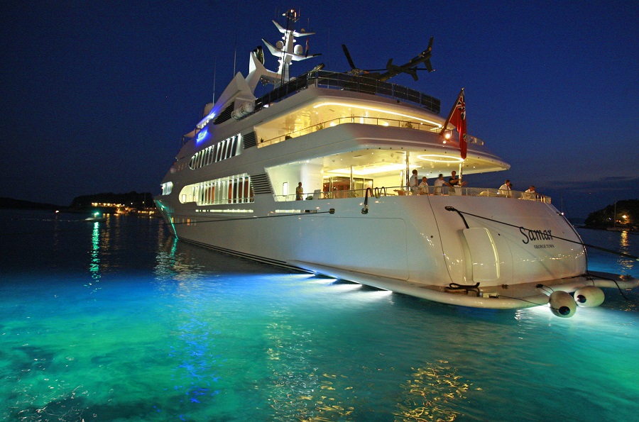 Hvar, 250715.Jahta Samar usidrena je u hvarskoj luci.77 metara duga mega jahta Samar jedna je od najvecih jahti koje su ikad pristale u hvarsku luku na opce odusevlje nje turista i prolaznika.Jahta posjeduje i mali helihopter na palubi.Foto: Duje Klaric / CROPIX