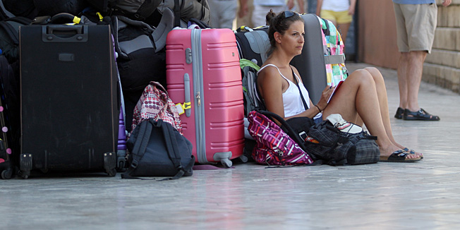 - 2013. U FOTOGRAFIJAMA CROPIX-A -Zadar, 190713. Tijekom ljeta, Zadar je jedno od popularnijih odredista turista koji svoje godisnje godisnje odmore koriste u Hrvatskoj. Na fotografiji: turistkinja sa brdom prtljage na Narodnom trgu.Foto: Jure Miskovic / CROPIX