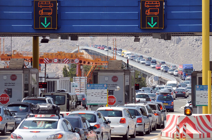 Krk, 180715.U oba se smjera stvaraju velike guzve na krckom mostu.Foto: Vedran Karuza / Novi List / CROPIX