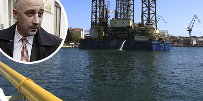 Pula, 240413.Danas je u Uljanik dotegljena samopodizna platforma za istrazivanje nalazista plina i nafte Labin na kojoj ce se tijekom sljedeca dva mjeseca  obavljati remonti radovi. Platforma Labin u vlasnistvu je tvrtke Sea Horse Shipping Inc. s Marsalskih otoka, a prije pocetka remonta bila je pozicionirana u Jadranskom moru otprilike na pola puta izmeðu Pule i Ravenne u Italiji. Dimenzije su joj 70 x 80 metara i na njoj radi  50 osoba, a visina nogu platforme koje ce tijekom sljedeca dva mjeseca 