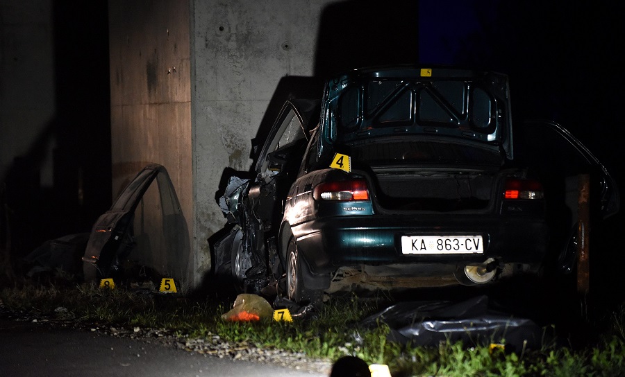Karlovac, 280715.Oko 22 sata u karlovackom naselju Dreznik osobno vozilo udarilo je u nosivi betonski stup nadvoznjaka Dreznik. Usljed silovitog udarca doslo je do zapaljenja vozila dok je vozac na mjestu preminuo. Lokalna cesta je zatvorena za sav promet zbog ocevida. Na fotgrafiji: Mjesto nesrece.Foto: Robert Fajt / CROPIX