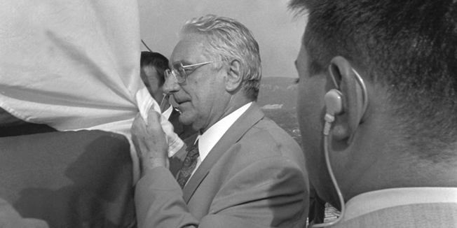 Knin, 060895.Oluja, Kninska tvrdjava nakon ulaska Hrvatske vojske u Knin.Franjo Tudjman ljubi zastavu na kninskoj tvrdjavi.Foto: Josip Bistrovic