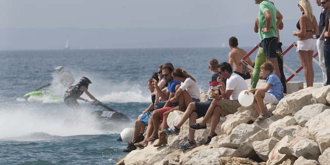 Strozanac, 210914.Zavrsno nadmetanje Alpe-Adria Jet Ski Toura 2014. 90 sudionika iz14 zemalja Europe natjecalo se u 14 disciplina u sjedecem i stajacem Jet Ski-ju.Na fotografiji: Publika promatra utrku.Foto: Bozidar Vukicevic / CROPIX
