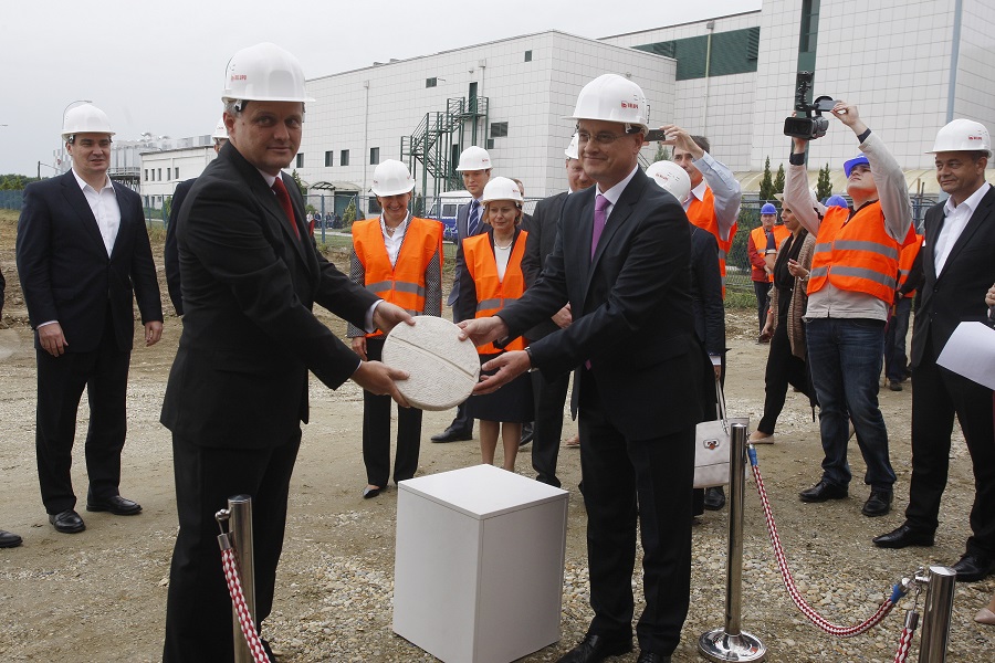 Koprivnica, 300715Premijer Zoran Milanovic nazocio je obiljezavanju pocetka radova na glavnom objektu nove tvornice Belupa za proizvodnju krutih, polukrutih i tekucih oblika lijekova.Na fotografiji: kamen temeljac polazu Zvonimir Mrsic, predsjednik Uprave Podravke i Hrvoje Kolaric direktor Belupa.Foto: Zeljko Hajdinjak / Cropix
