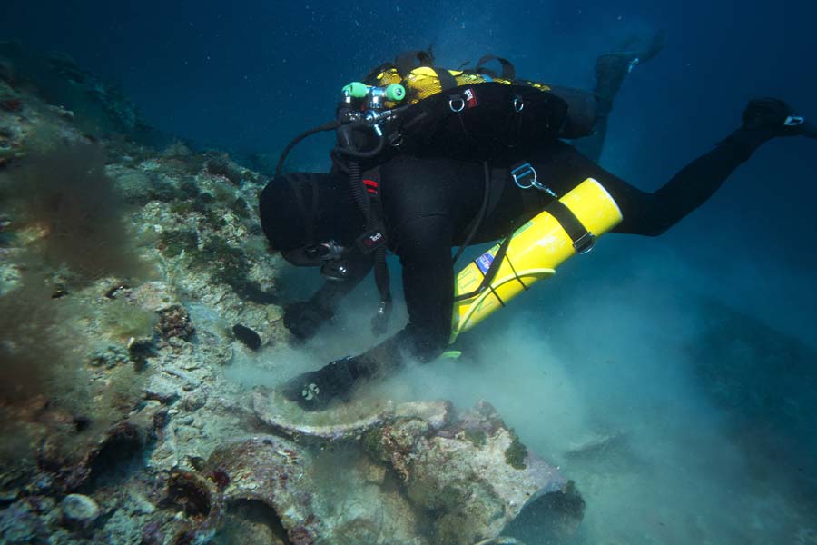 Palagruza, 310715. Strucni tim Ministarstva kulture RH - Konzervatorskog odjela u Splitu i Odjela za podvodnu arheologiju Hrvatskog restauratorskog zavoda, tijekom rekognosciranja podmorja Visa i Palagruze pronasao je tri nova, do sada nepoznata brodoloma. Radi se o ostacima antickih brodoloma s teretom amfora  te o brodolomu na kojemu je osim amfora pronadjen i ingot olova. Uz vodstvo i koordinaciju voditelja istrazivanja Jurice Bezaka iz HRZ-a i Sase Denegrija iz Konzervatorskog odjela u Splitu, u predmetnoj akciji sudjelovali su Igor Mihajlovic iz HRZ-a , Jerko Macura, Ante Plancic, Neven Lukas i Baldo Bistric.Dio akcije odradjen je u suradnji sa Pomorskom policijom MUP-a.Na fotografiji: Igor Mihajlovic u istrazivanju podmorja Palagruze.Foto: Jerko Macura / CROPIX 