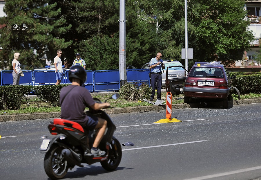 Zagreb, 020815.Drziceva ulica.Sudar dvaju osobnih vozila, sivi Taxi Chrysler i crveni Citroen Saxo.Na fotografiji: policijski ocevid.Foto: Damir Krajac / CROPIX