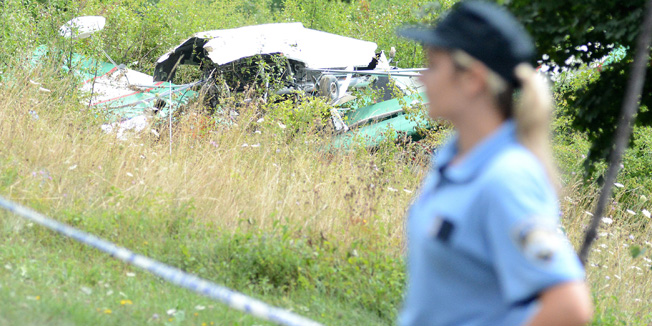 Donji Lapac, 030815.U zaseoku Blanusa u mjestu Kruge na podrucju opcine Donji Lapac jutros oko 6.40 sati srusio se manji zrakoplov, pri cemu je poginuo pilot. Nesreca se dogodila svega 30 metara od kuce Petra i Nade Blanusa.Foto: Mario Pusic / Cropix