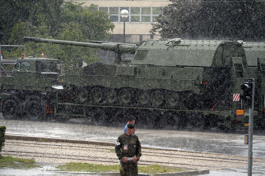 Zagreb, 020815.Vukovarska ulica.Generalna proba svecanog mimohoda koji ce se odrzati 4. kolovoza povodom proslave 20. obljetnice akcije Oluja.Na fotografiji: haubica PzH 2000.Foto: Goran Mehkek / CROPIX
