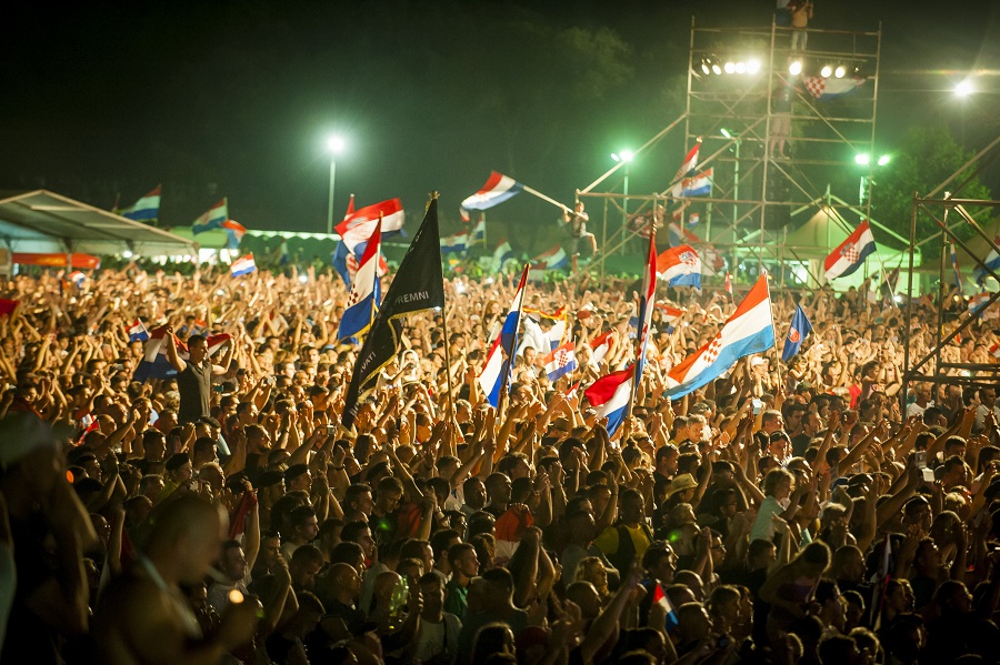 Knin, 050815.Sredisnja proslava i obiljezavanje Dana pobjede i domovinske zahvalnosti, Dana hrvatskih branitelja i 20. obljetnica VRO Oluja. Cjelodnevni program proslave zavrsio je nastupom Marka Perkovica Thompsona na kninskom stadionu.Na fotografiji: publika.Foto: Niksa Stipanicev / CROPIX