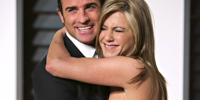(FILES) Jennifer Aniston and Justin Theroux arrive for the 2015 Vanity Fair Oscar Party in Beverly Hills, California, in this February 22, 2015, file photo. Celebrity magazine People reports on August 6, 2015, that the couple married in a private wedding on August 5. AFP PHOTO/ADRIAN SANCHEZ-GONZALEZ/FILES