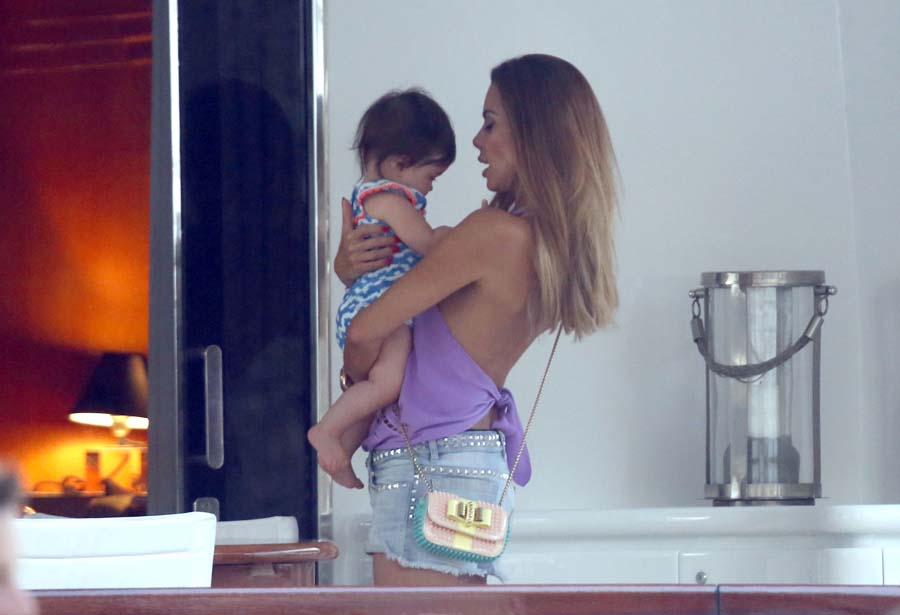 Hvar, 080815.Hvarska luka.Nikolina sa suprugom Vidojem Risticem i njihovom bebom ljetuje na brodu Miracle.Na fotografiji: Nikolina Ristic.Foto: Damjan Tadic / CROPIX