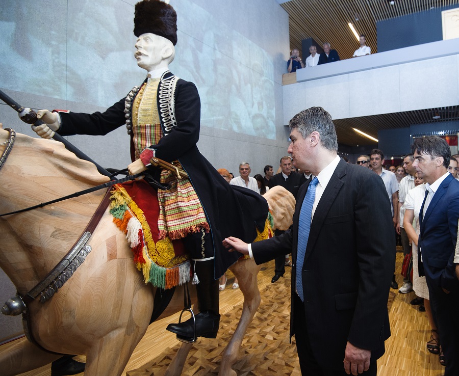 Sinj, 080815.Danas je u Sinju otvoren Muzej Sinjske Alke povodom 300. obljetnice pobjede Sinjana nad Turcima i 300. Sinjske alke. Muzej je otvorio predsjednik Viteskog alkarskog drustva Stipe Jukic, a uz njega su bili predsjednik Vlade RH Zoran Milanovic, izaslanik predsjednice RH Andro Krstulovic Opara i brojni drugi uglednici.Na fotografiji: predsjednik Vlade RH Zoran Milanovic.Foto: Tom Dubravec / CROPIX