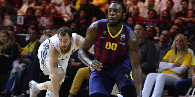 Barcelona's US guard Jacob Everse Pullen (R) tries to score past Real Madrid's guard Sergio Rodriguez during their Euroleague 2014 semi-final Four basketball game at the Mediolanum stadium in Assago, on May 16, 2014.  AFP PHOTO / OLIVIER MORIN