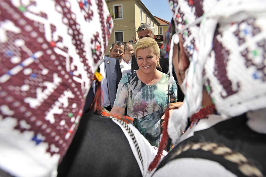 Sinj, 0980815.Sinjska alka.Jubilarna 300. Sinjska alka - hrvatska viteska igra kojom se slavi pobjeda nad turskim osvajacima 1715. godine.Na fotografiji: Predsjednica Kolinda Grabar Kitarovic prosetala je sinjskim ulicama i pozdravila okupljene gradjane. Na pijaci su je docekale i zene iz KUD Rama iz BiH.Foto: Nikola Vilic / CROPIX