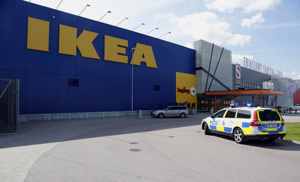 Mobile phone picture taken on August 10, 2015, shows a police car in front of an Ikea market in the central Swedish town of Vasteras. Two people were stabbed to death at the Ikea store in Vasteras and a third person was wounded, police said on August 10, 2015.  AFP PHOTO / TT NEWS AGENCY / PETER KRUGER +++ SWEDEN OUT