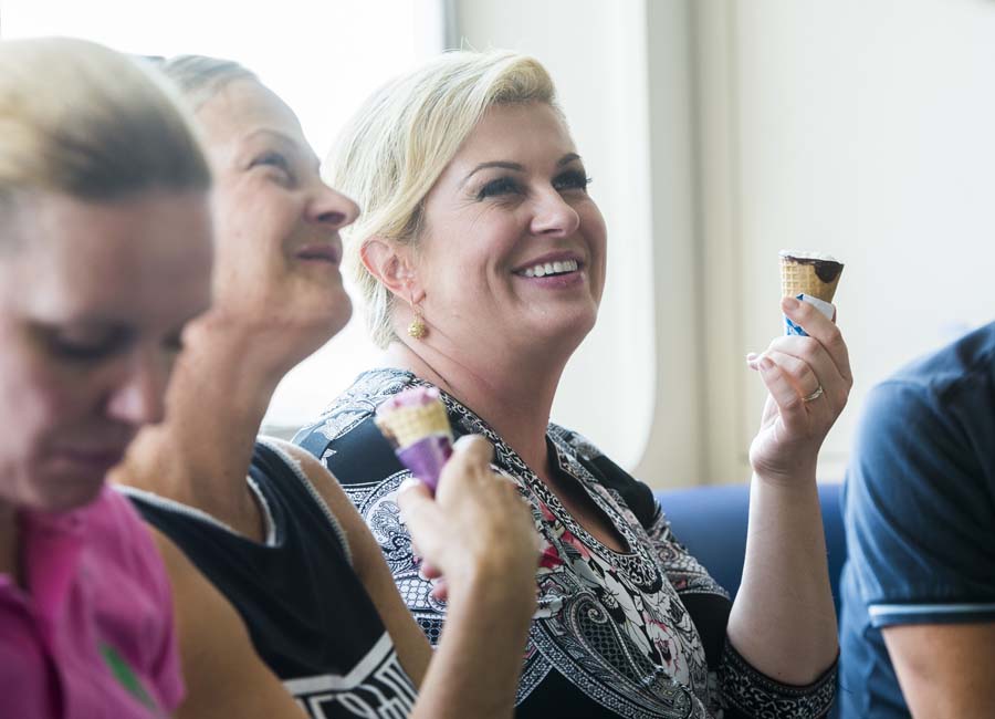 Dracevica, otok Brac, 100815.Predsjednica RH Kolinda Grabar Kitarovic posjetila je popodne mjesta Donji Humac i Dracevicu na otoku Bracu na koji je doputovala redovnom trajektnom linijom.Na fotografiji: Kolinda Grabar Kitarovic.Foto: Tom Dubravec / CROPIX