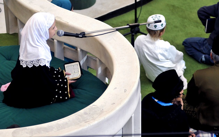 Zagreb, 300908.Muslimani u zagrebackoj dzamiji povodom Ramazanskog bajrama.Foto: Boris Kovacev / CROPIX