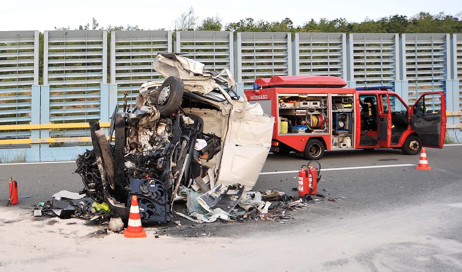 Rijeka, 110815.Na autocesti A6 Rijeka - Zagreb, na dionici Kikovica - Ostrovica dogodila se prometna nesreca. Sudarili su se kombi i kamion s labudicom. Promet je u prekidu. Policija obavlja ocevid, a vozac kombija prevezen je u bolnicu.Foto: Sergej Drechsler / Novi list / CROPIX