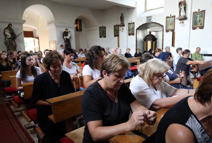 Vrpolje,120815Tomislav Salopek, hrvatski drzavljanin kojeg su ekstremisti Islamske Drzave oteli u Egiptu, pogubljen je, tvrde brojne ugledne strane medijske agencije pozivajuci se na izvore Islamske drzave. Mjestani se jos uvijek nadaju da ta informacija nije istinita jer nema sluzbene potvrde. Na fotografiji: Molitva za Tomislava Salopeka u crkvi svetog Ivana Krstitelja u Vrpolju.Foto: Emica Elvedji / CROPIX