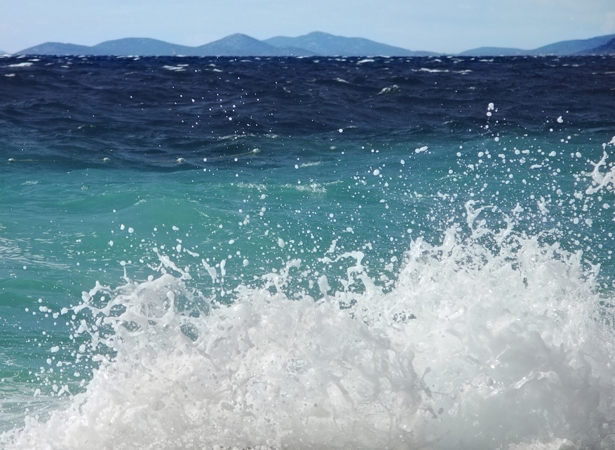 Impact of large waves against rocks in the beach