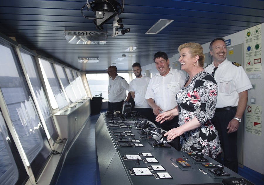 Dracevica, otok Brac, 100815.Predsjednica RH Kolinda Grabar Kitarovic posjetila je popodne mjesta Donji Humac i Dracevicu na otoku Bracu na koji je doputovala redovnom trajektnom linijom.Na fotografiji: predsjednica Kolinda Grabar Kitarovic s posadom trajekta Biokovo na putu prema Bracu.Foto: Tom Dubravec / CROPIX