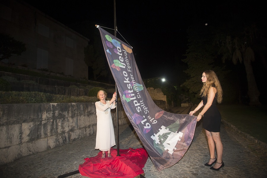 Split, 140815.Dodjelom nagrada Judita, govorom zupana Zlatka Zevrnje i spustanjem zastave zavrseno je 61. Splitsko ljeto. Judite su dobili glumac Slaven Spanovic te glazbenici Kajana Packo i Patrik Ceku.Na fotografiji: glumica Dara Vukic.Foto: Vladimir Dugandzic / CROPIX