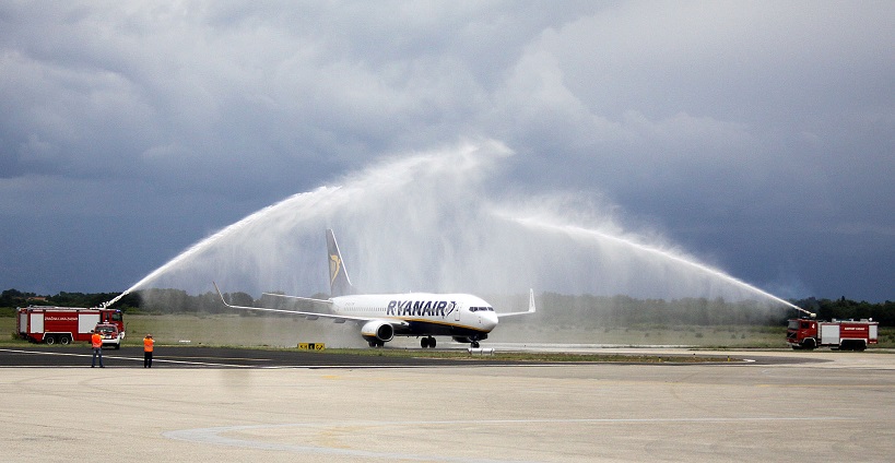 Zadar, 020610.Na Zadarski aerodrom sletio je prvi zrakoplov Ryanair iz Bremena pracen vodenim topovima Zadarskih vatrogasaca. Foto: Zracna luka Zadar / CROPIX