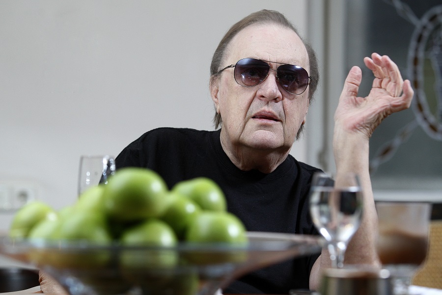 Zagreb, 061112.Hotel Esplanade Zagreb.Arsen Dedic pozira na polukatu hotela Esplanade Zagreb.Na fotografiji: Arsen Dedic.Foto: Tomislav Kristo / CROPIX