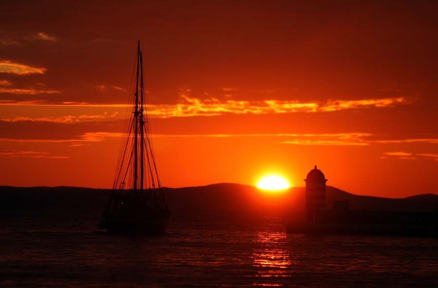 Zadar, 210815. Jos jedan zalazak sunca sa zadarske rive veceras su ispratili brojni turisti. Kao i svake ljetne veceri moglo se uzivati u prekrasnim prizorima.  Foto: Jure Miskovic / CROPIX