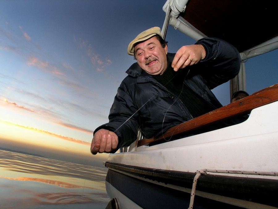 Split,15.12.2006 .  OTVORENO MORE Glumac Filip Rados u  lovu na lignje na po splitskog kanala-  evo je!Foto: Bozo VUKICEVIC          